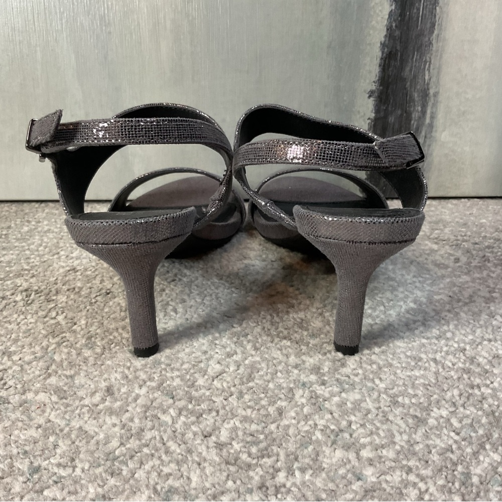 Kenneth Cole Reaction Dee Two Band Pewter Shimmery Slingback Sandals Size 7 NIB - Picture 5 of 15